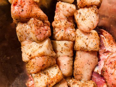 Domuz eti şiş kebap kızartma için adet biber içine doğranmış.