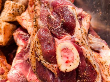 Domuz eti şiş kebap kızartma için adet biber içine doğranmış.