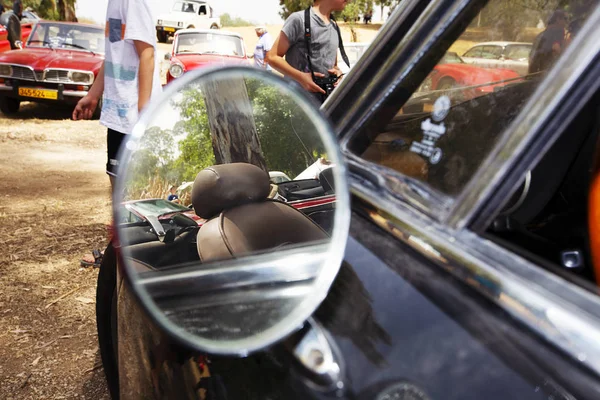 Israël, Petah Tiqwa - 14 mei 2016: Tentoonstelling van technische antiek. Auto side mirror in Petah Tiqwa, Israël — Stockfoto