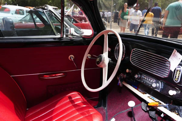 ISRAEL, PETAH TIQWA - MAY 14, 2016:  Exhibition of technical antiques. Steering wheel and dashboard in interior of old retro automobile in Petah Tiqwa, Israel — Stock Photo, Image