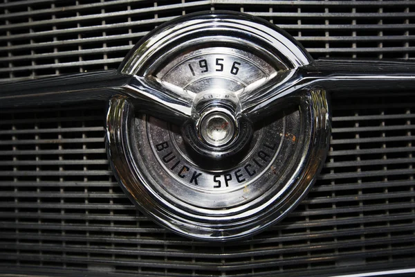 ISRAELE, PETAH TIQWA - 14 MAGGIO 2016: Mostra di antiquariato tecnico. Buick Special 1956 emblema auto a Petah Tiqwa, Israele — Foto Stock