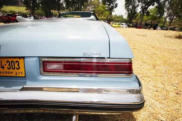 ISRAEL, PETAH TIQWA - 14 DE MAYO DE 2016: Exposición de antigüedades técnicas. La parte trasera del coche en Petah Tiqwa, Israel —  Fotos de Stock