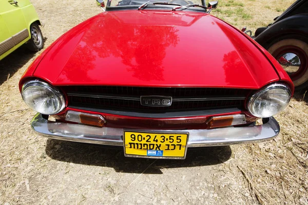 ISRAEL, PETAH TIQWA - 14 DE MAYO DE 2016: Exposición de antigüedades técnicas. Coche vista frontal en Petah Tiqwa, Israel — Foto de Stock