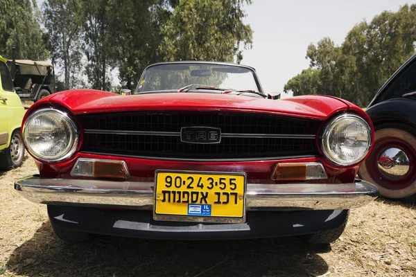 ISRAEL, PETAH TIQWA - 14 MAI 2016 : Exposition d'antiquités techniques. Voiture vue de face dans Petah Tiqwa, Israël — Photo