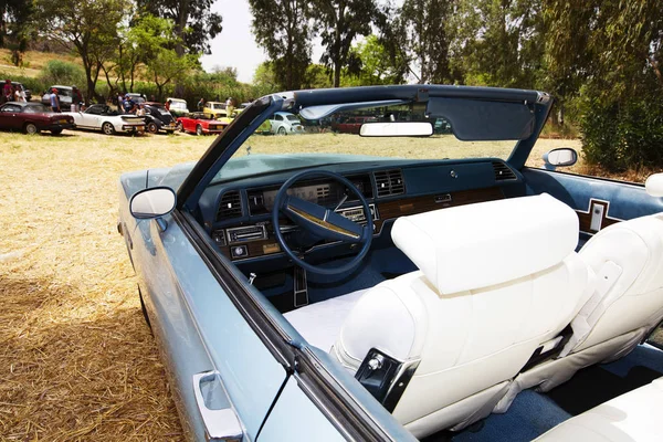 ISRAEL, PETAH TIQWA - 14 DE MAYO DE 2016: Exposición de antigüedades técnicas. Buick convertible en Petah Tiqwa, Israel —  Fotos de Stock