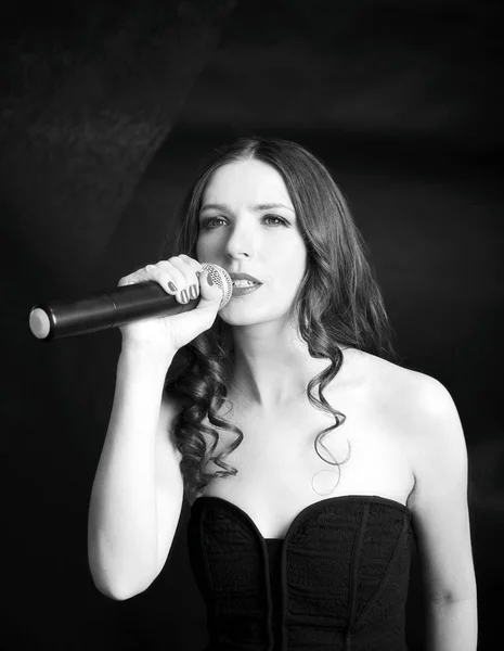 Retrato de hermosa mujer cantando sobre fondo negro, primer plano . — Foto de Stock