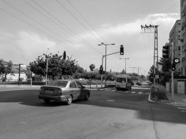 Rishon Le Zion, İsrail-30 Nisan 2018: arabalar yolun güneşli bir günde Rishon Le Zion, İsrail