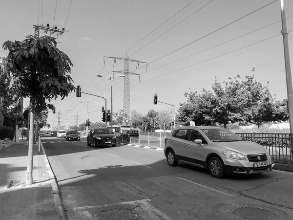 RISHON LE ZION, ISRAEL-APRIL 30, 2018: Cars on the road on a sunny day in Rishon Le Zion, Israel — стоковое фото