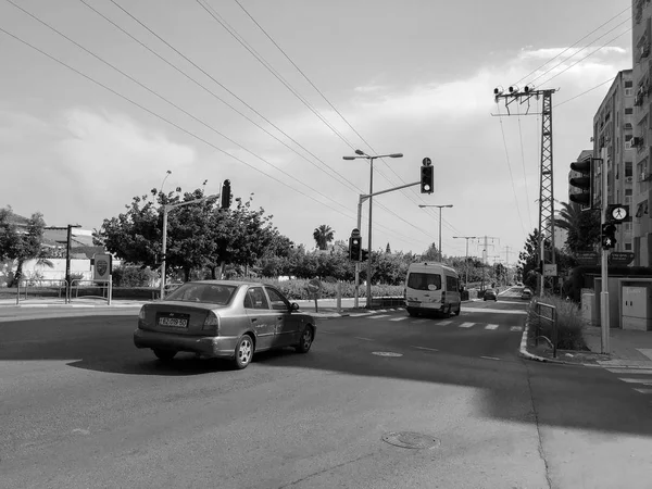 RISHON LE ZION, ISRAEL-APRIL 30, 2018: Cars on the road on a sunny day in Rishon Le Zion, Israel — стоковое фото
