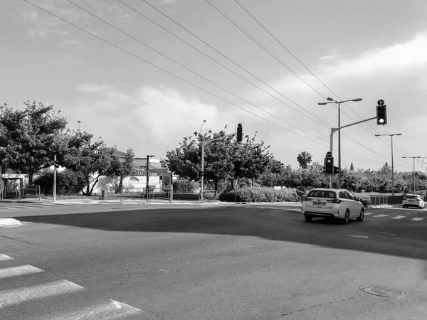 RISHON LE ZION, ISRAEL-ABRIL 30, 2018: Carros na estrada em um dia ensolarado em Rishon Le Zion, Israel — Fotografia de Stock