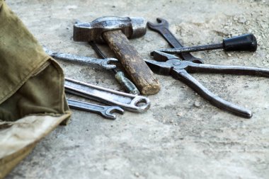 Mekanik araçlar. Otantik araçları. Farklı garaj araçlar kümesi.