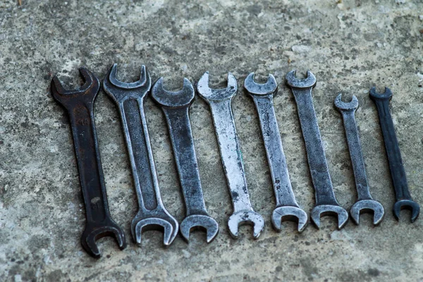 Satz Schraubenschlüssel handliches Industriewerkzeug verkauft Schlüssel in einer mechanischen Werkstatt handliches Werkzeug — Stockfoto