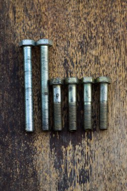 Ahşap arka plan üzerinde oymalar figürleriyle metal donanım