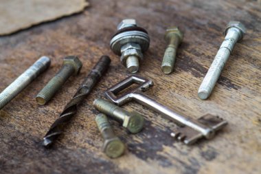 Ahşap arka plan üzerinde oymalar figürleriyle metal donanım