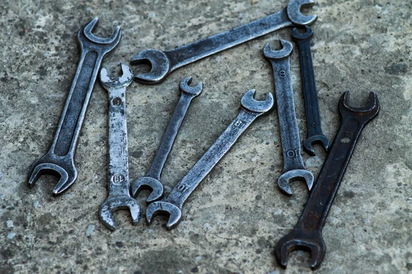 Satz Schraubenschlüssel handliches Industriewerkzeug verkauft Schlüssel in einer mechanischen Werkstatt handliches Werkzeug — Stockfoto