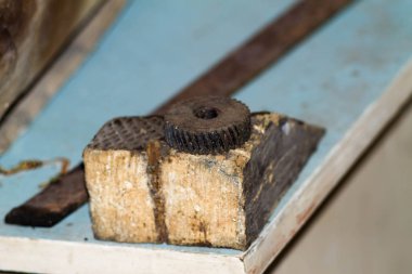 Garajda birkaç yararlı araçlar closeup yukarıdan izlendi