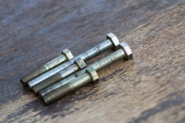 Ahşap arka plan üzerinde oymalar figürleriyle metal donanım