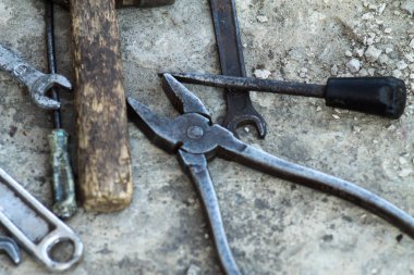 Mekanik araçlar. Otantik araçları. Farklı garaj araçlar kümesi.