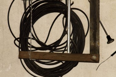 Garajda birkaç yararlı araçlar closeup yukarıdan izlendi