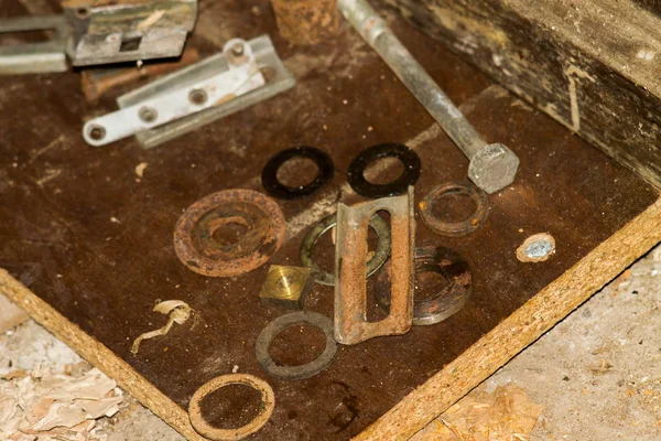 Pendekatan beberapa alat yang berguna di garasi dilihat dari atas — Stok Foto