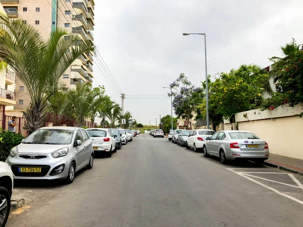 RISHON LE ZION, ISRAEL -4 DE MAYO DE 2018: Coches en la carretera en un día soleado en Rishon Le Zion, Israel — Foto de Stock