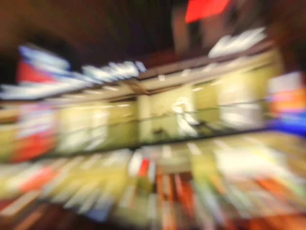 Abstraktní motion blur efekt. Světla kavárny nedaleko silnice na ulici. — Stock fotografie