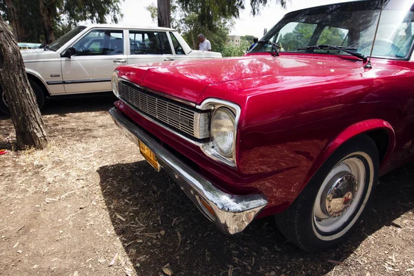 ISRAEL, PETAH TIQWA - 14 DE MAYO DE 2016: Exposición de antigüedades técnicas. Coche vista frontal en Petah Tiqwa, Israel — Foto de Stock