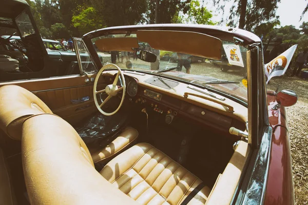 Izrael, Petach Tiqwa - 14 května, 2016: Grand tourer auto Bmw 503, 1958. vnitřní pohled v americké — Stock fotografie