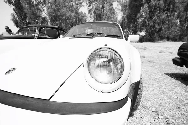 ISRAEL, PETAH TIQWA - 14 DE MAYO DE 2016: Exposición de antigüedades técnicas. Vista frontal de Porsche 911 en Petah Tiqwa, Israel — Foto de Stock