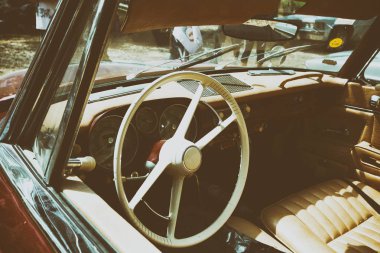 İsrail, Petah Tiqwa - 14 Mayıs 2016: Grand tourer Araba Bmw 503, 1958. Direksiyon simidi ve Petah Tiqwa İsrail'in eski retro otomobil iç gösterge tablosu