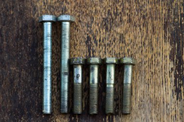 Ahşap arka plan üzerinde oymalar figürleriyle metal donanım