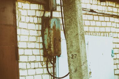 Kooperatifin metal kapıları olan tuğla garajlar.