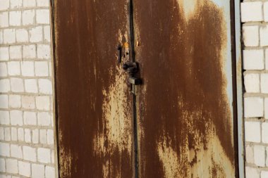 Tuğla garaj bir garaj kooperatif metal kapaklı