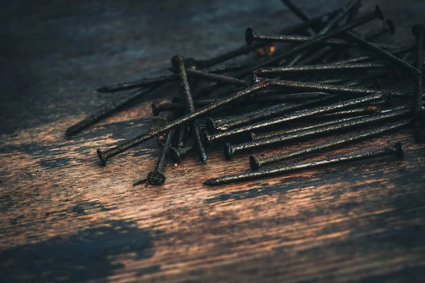 Kuku berkarat makro pada latar belakang kayu, kencang — Stok Foto