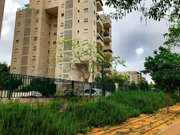 RISHON LE ZION, ISRAEL - 7 DE MAYO DE 2018: Edificio residencial alto en Rishon Lezion, Israel . — Foto de Stock