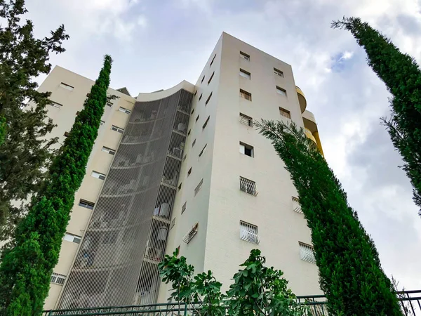 リション ル ザイオン、イスラエル-2018 年 5 月 7 日: リション ・ レジオン、イスラエルの高い住宅ビル. — ストック写真