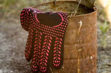 Eski bir demir varil üzerinde siyah iş eldiveni