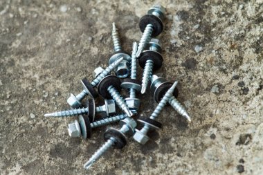 Galvanizli ahşap Sunta vidaları gizli kafalı, hafif bir arka plan yakın çekim