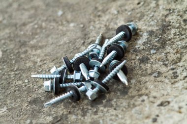 Galvanizli ahşap Sunta vidaları gizli kafalı, hafif bir arka plan yakın çekim