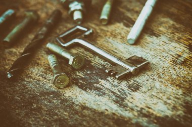 Ahşap arka plan üzerinde oymalar figürleriyle metal donanım