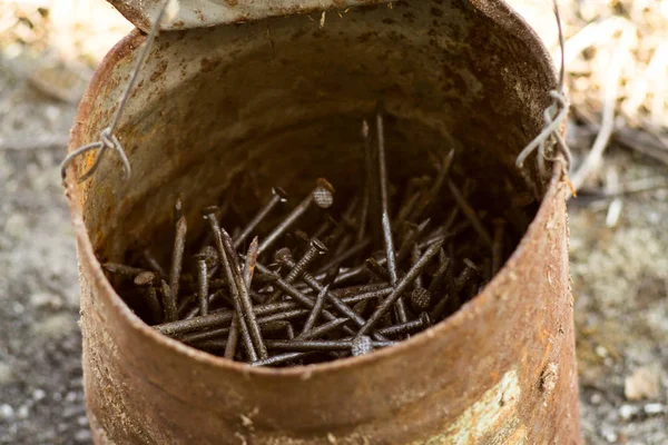 Een oude pot met nagels. Bekijk van bovenaf. Garage, tools — Stockfoto