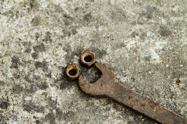 Biji logam dan kunci di garasi. Kunci pas tua berkarat — Stok Foto