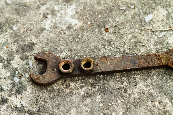 Biji logam dan kunci di garasi. Kunci pas tua berkarat — Stok Foto