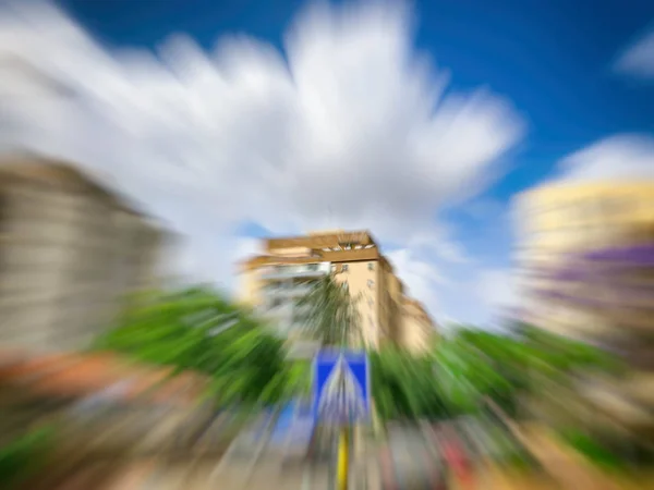 Efecto difuminado de movimiento abstracto. Ciudad en un día soleado —  Fotos de Stock