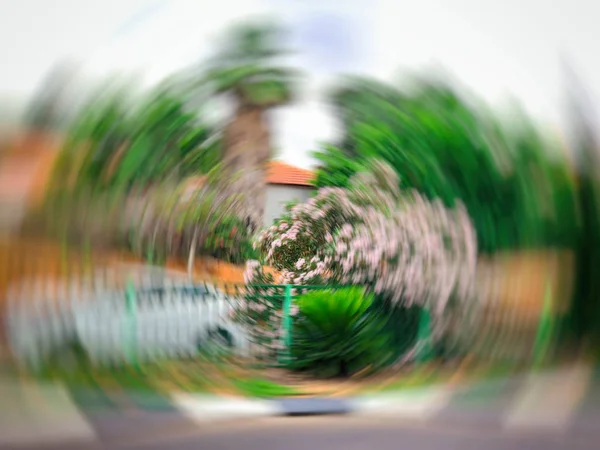 Abstrakta rörelseoskärpa effekt. Staden på en solig dag — Stockfoto