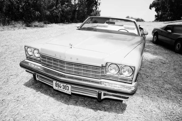 ISRAEL, PETAH TIQWA - 14 MAI 2016 : Exposition d'antiquités techniques. Buick voiture vue de face dans Petah Tiqwa, Israël — Photo