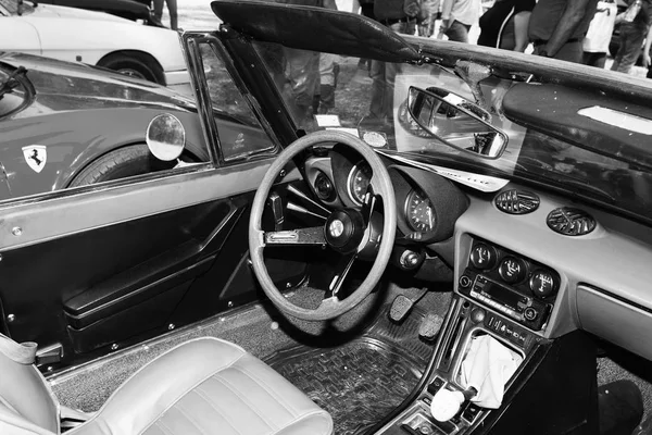 ISRAEL, PETAH TIQWA - 14 DE MAYO DE 2016: Exposición de antigüedades técnicas. Interier vista de coche en Petah Tiqwa, Israel — Foto de Stock