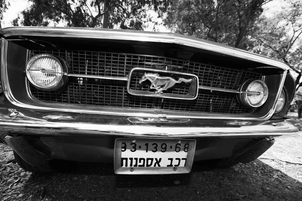 ISRAEL, PETAH TIQWA - 14 de maio de 2016: Exposição de antiguidades técnicas. Vista frontal Mustang em Petah Tiqwa, Israel — Fotografia de Stock