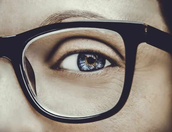 한 여성의 아름다운 통찰력있는 눈입니다. 가까이 촬영. — 스톡 사진