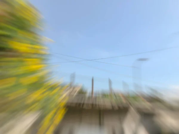 Der Frühling verwischte Bäume gegen den blauen Himmel. abstrakte Bewegungsunschärfe. — Stockfoto